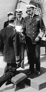 Re Giorgio V nomina cavaliere il Vice Ammiraglio Pakenham a bordo della HMS Princess Royal, c1930s da Unbekannt