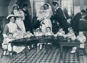 Asilo nido di Kingsway Hall per bambini con padri in guerra e madri che lavorano, 1914