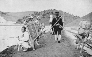 Coolies coreani che fungono da portatori per i soldati giapponesi, Guerra russo-giapponese, 1904-5 da Unbekannt