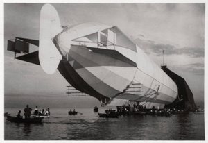 LZ 6 che entra in un hangar galleggiante, Halle, Germania da Unbekannt
