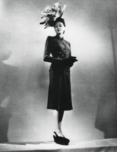 La femme chic, abito del designer francese Jacques Fath, Parigi, gennaio 1943 da Unbekannt