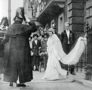 Lady Elizabeth Bowes-Lyon in cammino per sposarsi all