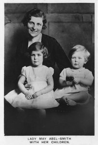Lady May Abel-Smith con i suoi figli, 1937