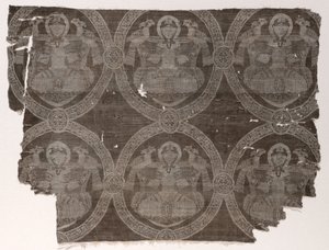 Frammento di lampasso con principe seduto che tiene falchi in medaglioni cufici, 1654-1955 da Unbekannt