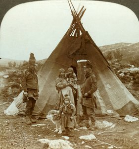 Famiglia lappone e cane da slitta - fuori dalla loro casa estiva - su una collina in Norvegia, c1905 da Unbekannt