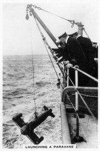 Lancio di un paravane dalla nave da battaglia HMS Rodney