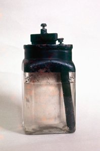 Cella umida di Leclanché, una delle prime batterie di accumulo, XX secolo da Unbekannt