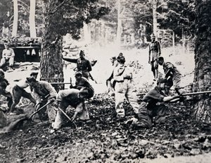 Legionari sul fronte della Sierra che tagliano pini e riempiono sacchi per fare rifugi contro gli aerei nemici da Unbekannt