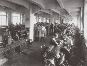 Lavorazione delle lenti presso la fabbrica dell