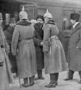 Leon Trotsky che arriva per i negoziati di pace con i tedeschi, Brest-Litovsk, 7 gennaio 1918