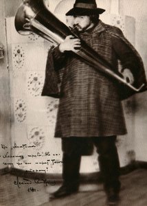 Leonid Andreyev, autore russo, che suona uno strumento musicale, c1900