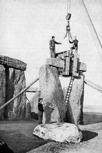 Sollevamento di un architrave a Stonehenge, 1901, c1920 da Unbekannt