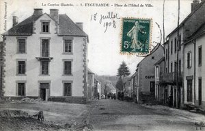 Limousin, Correze (19), Eygurande: vista della Place de l