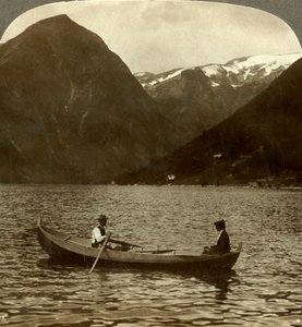 Guardando attraverso Essefjord da Tjugum al Kjeipen coperto di ghiaccio, Norvegia, c. 1905
