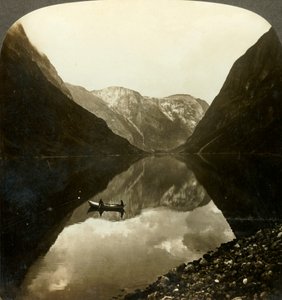 Guardando giù nel profondo, ancora Naerofjord, da vicino Gudvangen, Norvegia, c1905 da Unbekannt