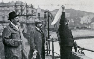 Louis Blériot sul molo di Dover dopo il suo volo attraverso il Canale della Manica, 25 luglio 1909 da Unbekannt