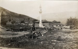 Macedonia, Grecia: un uomo su un asino davanti a un minareto - Cartolina 1914-1918 da Unbekannt