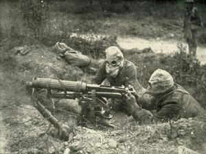 Mitraglieri in azione con maschere antigas, 1919