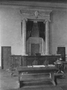 Scrivania dei magistrati in aula, Terzo Distretto, New York City, 1924 da Unbekannt