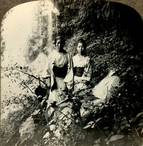 Fanciulle della Terra del Sol Levante, sotto le cascate di Kogijoku..., c1900