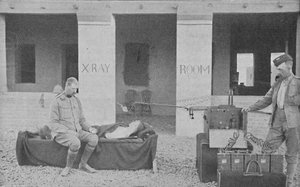 Il maggiore Battersby e il suo attendente che fanno una radiografia in Sudan, c1890, 1910 da Unbekannt