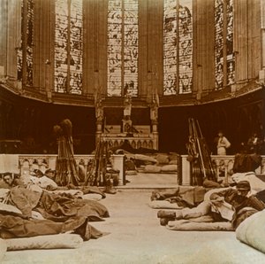 Baracche improvvisate in una chiesa, Marna, Francia settentrionale, 1914