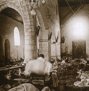 Ospedale improvvisato in una chiesa, Marna, Francia settentrionale, 1914 da Unbekannt