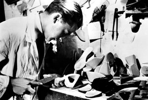 Fabbricazione di suole di legno, Parigi occupata dai tedeschi, febbraio 1941 da Unbekannt