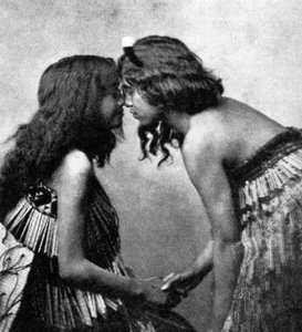 Ragazze Maori che si strofinano il naso da Unbekannt