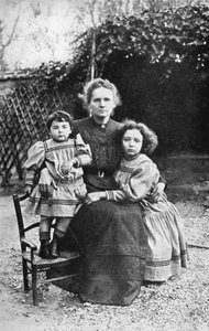 Marie Curie, fisica franco-polacca, con le sue figlie Eve e Irene da Unbekannt