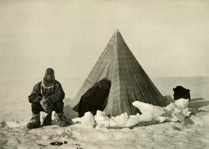 Marshall fuori da una tenda, al campo, circa 1908-1909 da Unbekannt