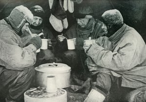 Membri del gruppo polare che mangiano in campo, c1911, 1913 da Unbekannt