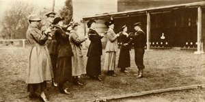 Membri della WRNS alla pratica con il revolver, 1915, 1935 da Unbekannt