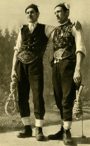 Uomini in abiti tradizionali, Mühlviertel, Alta Austria, c1935 da Unbekannt