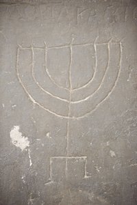 Menorah scolpita su una vecchia lapide, Budapest, Ungheria