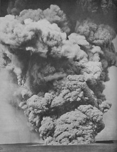 Nube mefitica eruttata dalla bocca del Kilauea, c1935