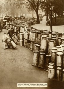 Bidoni del latte a Hyde Park durante lo sciopero generale, Londra, 1926