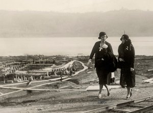 Millicent Veronica Willison, moglie di William Randolph Hearst, in visita ai lavori di recupero delle antiche navi romane dal Lago di Nemi, c.1930