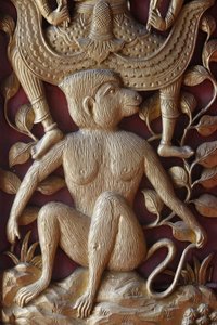 Rilievo di scimmia su una porta nel Wat Dab Phai, Chiang Mai, Thailandia