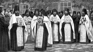 Monaci della chiesa greca che trasportano volumi della Liturgia, Grecia, 1922 da Unbekannt