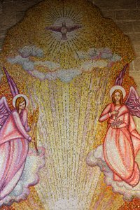 Mosaico nella chiesa del Sacro Cuore di Gesù: angeli e Spirito Santo, Gallipoli, Italia da Unbekannt