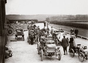 Automobili parcheggiate fuori da una casa di campagna durante la prova di 1000 miglia da Unbekannt