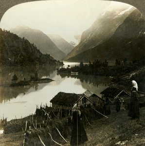 Lago Loen circondato da montagne - incomparabile in bellezza e grandiosità - dalla fattoria Seten, Norvegia, c1905 da Unbekannt