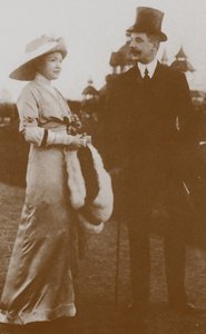 Moura Budberg con il suo primo marito von Benckendorf alle corse di cavalli di Berlino, 1913 da Unbekannt