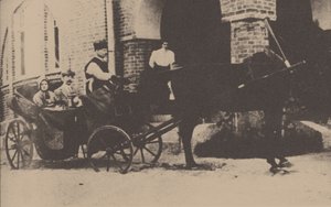 Moura Budberg con il suo primo marito von Benckendorf in una carrozza nella loro tenuta estone, 1912 da Unbekannt
