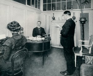 Mr Sandow che si occupa della sua corrispondenza quotidiana, c1898