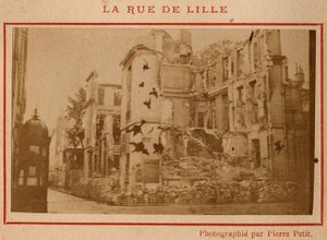 Comune di Parigi (1871): vista degli edifici distrutti in rue de Lille a Parigi nel maggio 1871. Fotografia di Pierre Pepetit. Stampa su cartone, Dim. 9x5,4 cm