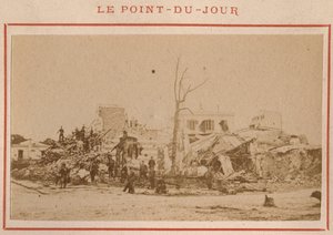 Comune di Parigi (1871): vista delle rovine nel quartiere Point-du-Jour a Parigi nel maggio 1871. Fotografia di Pierre Pepetit da Unbekannt