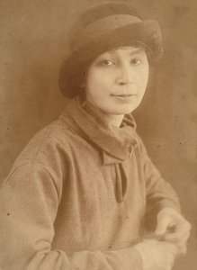 Natalia Sergeevna Goncharova 1881-1962 a Parigi, 1917 da Unbekannt