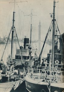 Peschereccio navale, HMS Liffy accanto a un peschereccio di Grimsby nei Docks di Grimsby, 1937 da Unbekannt